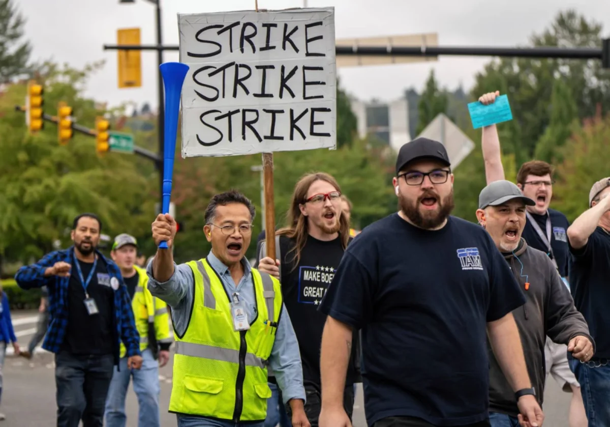 Boeing workers picketing